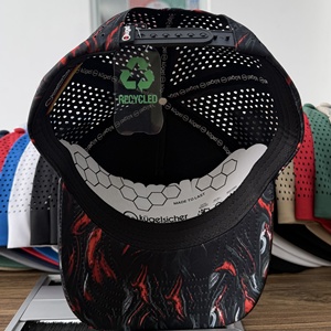 Gorra de Golf Personalizada con Camuflaje Rojo y Negro, Diseño de Remolino Líquido, Impresión Digital Impermeable, 5 Paneles, Perforaciones Láser, Visera Curva Transpirable para Hombre - Product Image 6