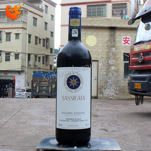 Escultura de Botella de Vino Pintada Artísticamente de Fibra de Vidrio de Gran Tamaño, Decoración Exterior para Tiendas, Modelo Único de Botella de Vino - Product Image 1