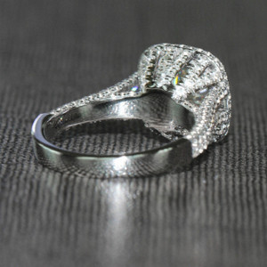 Anello di fidanzamento da donna F1736 in oro bianco con diamante taglio brillante rotondo naturale colore D e montatura a halo - Product Image 6