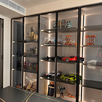 Vitrine de luxe moderne pour figurines d'anime, conception personnalisée en acrylique et verre avec éclairage LED pour la décoration de la maison