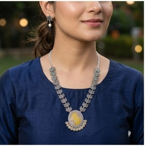 DIVYORO Ensemble collier et boucles d'oreilles pour femme, motif feuille en pierre jaune, pendentif classique oxydé de créateur, bijoux élégants pour mariage et soirée - Product Image 4
