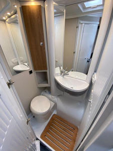 LA <span class=keywords><strong>MEJOR</strong></span> OFERTA Autocaravana de Lujo Dethleffs Trend T 6717 EB Usada para Acampar, Emisión Euro 5, Capacidad para 4-6 Personas, <span class=keywords><strong>Microondas</strong></span> - Product Image 2