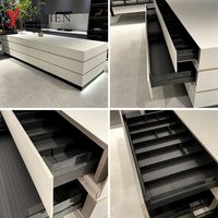 Meubles de cuisine modernes de luxe sur mesure avec finition bois et plan de travail en pierre frittée, armoires de style européen haut de gamme pour villa