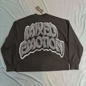 เสื้อแขนยาววินเทจผ้าคอตตอนผสมคุณภาพสูง 100% ลายกราฟฟิตี้ปักลายสไตล์เรโทรหลวมๆ สีแดงอมน้ำตาล - Product Image 4