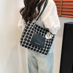 2025 New Woman's Tote <b>Bags</b> Large Capacity Black <b>White</b> Solid PU Zipper Closure Comfortable Underarm Handbags Polyester Lining - Product Image 3