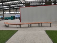 Banc d'extérieur personnalisé en forme de S, solide, écologique et durable, assise publique créative et courbée pour centre commercial, place publique, parc et loisirs