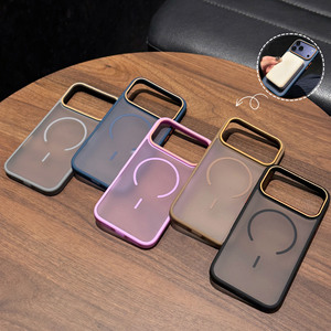 Funda Acrílica Minimalista en Tono Oscuro con Efecto Arena, Compatible con iPhone 15 16 17 PM, Marco de Color Leche para Cable, Protección para 13/14 - Product Image 1