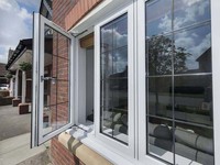 Fenêtre à battant moderne en aluminium sur mesure avec double vitrage isolant trempé pour cuisine et salle de bain, insonorisation
