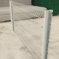 Roestbestendig gegalvaniseerd 3D draadgaas beveiligingshek 2M gebogen driehoekig paneel ijzer PVC houten frame modern voor buiten tuin