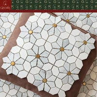 Mosaïque murale et de sol en marbre GOLDKING, blanc et gris Carrara avec accents dorés, taille personnalisée pour les projets d'hôtels et de spas
