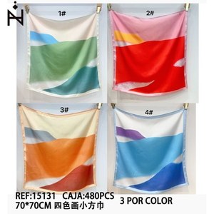 Foulard Quadrato Piccolo Dipinto a Quattro Colori 70x70cm Accessorio Moda per Donna - Product Image 3
