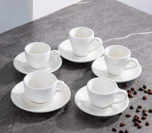 แก้วกาแฟเซรามิกสีขาวหลายแบบ พร้อมจานรอง โรงงานรับทำโลโก้ ปลอดภัยสำหรับเครื่องล้างจาน สั่งซื้อจำนวนมากสำหรับร้านกาแฟ แบรนด์โรงแรม ร้านอาหาร - Product Image 6