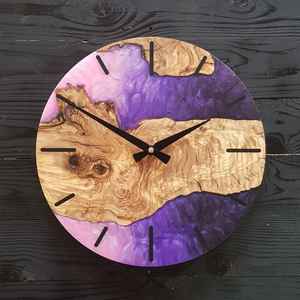 Horloge murale moderne en résine et en bois, faite à la main, élégante, durable, élégante et fonctionnelle, parfaite pour le salon, la chambre à coucher - Product Image 1