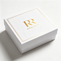 Boîte cadeau en carton ondulé magnétique à rabat avec logo en relief blanc écologique de luxe