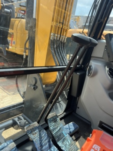 Nouvelle pelle sur chenilles compacte Liugong 906F de 6 tonnes avec système hydraulique à marche au ralenti automatique, siège ergonomique à suspension et lame de bouteur incluse. - Product Image 4