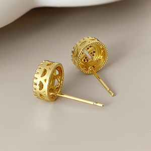 Boucles d'oreilles clous tendance en laiton avec zircon pour homme, idéales pour les soirées, plaquées or 18 carats et rhodium - Product Image 3