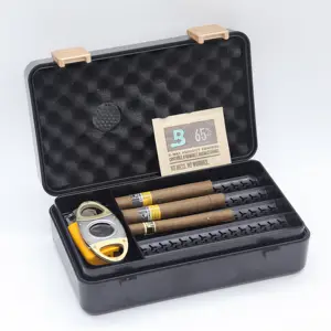 กล่องกล่องใส่ซิการ์แบบพกพากล่องพลาสติกกันความชื้นพร้อมเครื่องตัดและไฟแช็กสำหรับเดินทางตรงจากโรงงาน