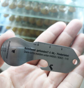 ที่กำหนดเองรถเข็นช้อปปิ้งกำจัดด้วยที่เปิดขวดเครื่องมือหลายพวงกุญแจด้านหลังแกะสลักหมึกสีดำ - Product Image 5