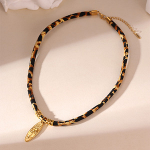 <span class=keywords><strong>Collana</strong></span> <span class=keywords><strong>con</strong></span> Ciondolo Geometrico Trendy in Acciaio Inox <span class=keywords><strong>con</strong></span> Corda Intrecciata Leopardata e Design Sole e Stella per Donna - Product Image 3