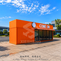 Café portable en conteneur maritime orange au design moderne, kiosque de nourriture de rue extérieur, bar à café, emballage plat