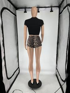 Conjunto de camiseta y pantalones cortos con estampado de leopardo para mujer, conjunto de dos piezas con cuello redondo y pantalones cortos relajados, ropa de mujer - Product Image 6