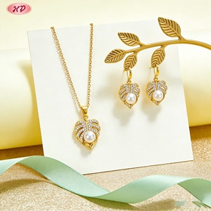 ชุดเครื่องประดับแฟชั่น Hengdian Jewelry ลายใบมอนสเตอร่า ประดับมุกและเพชรซิคอนเกรด AAA ชุบทองเหลือง 18K ขายส่งสำหรับผู้หญิง ใส่ได้ทุกวันและงานปาร์ตี้ - Product Image 4