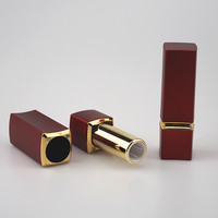 Tube de rouges à lèvres pour maquillage, accessoire de beauté et cosmétique, fini mat