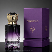 Flacon de parfum de luxe violet avec vaporisateur 100 ml, bouchon couronne doré et boîte d'emballage violette disponibles. Échantillons gratuits disponibles.