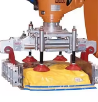Pince robot articulée avec une longueur de bras de 1850mm, une capacité de 20kg, une précision de 0.05mm pour la manipulation de sacs en carton automobile.