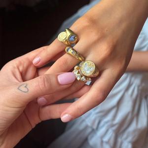 แหวนแฟชั่นทำจากสเตนเลสพิมพ์ลายสีทอง18K สำหรับผู้หญิงแหวนซ้อนกันได้ลายผีเสื้อหัวใจกระต่ายดอกไม้สวยงามสำหรับผู้หญิง - Product Image 3