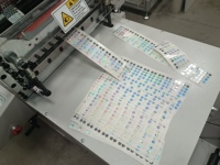 Machine de découpe automatique pour ruban VHB découpé et déchets de découpe réenroulés