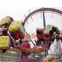 Funfair ride parc d'attractions adultes jeu attraction rotation griffe tour énergie tempête machine