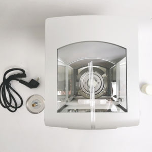 ميزان رقمي تحليلي إلكتروني أوتوماتيكي لوزن المواد الكيميائية في المختبر بشاشة LCD بحساسية عالية 0.0001 جم-200 جم ودقة عالية - Product Image 4