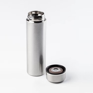 Tumbler Premium in Acciaio Inossidabile con Design Classico e Coperchio Sportivo, Essenziale per il Ritorno a Scuola, Acquista Ora - Product Image 1