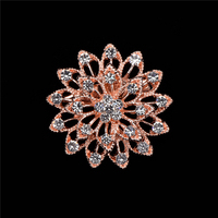 Großhandel Frauen bling Strass legierung Blumen brosche für Hochzeit Kleidungs stück Dekoration