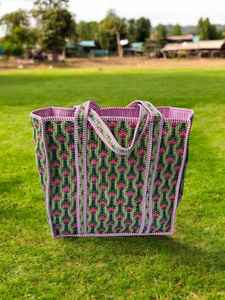 Sac en coton matelassé à motifs floraux imprimés à la main, conçu pour un usage quotidien réutilisable, avec rembourrage doux et intérieur spacieux - Product Image 6