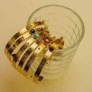 กำไลข้อมือผู้หญิงแบบเปิดประดับด้วยหินธรรมชาติ ชุบทอง 18K บนสแตนเลสสตีล ดีไซน์เรียบหรูจาก Zhixuan ป้องกันการแพ้ - Product Image 2