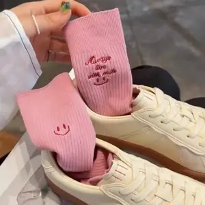 Novo outono e inverno meias femininas bordado smiley face meias meados de corte meias de algodão na moda