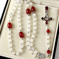 Collier chapelet chrétien vintage en pierres naturelles colorées et perles de verre craquelé clair, avec croix émaillée