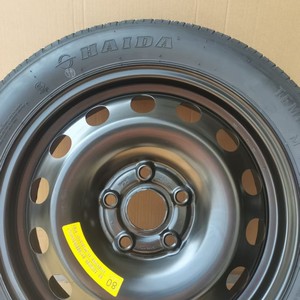 Pour Emgrand 4ème génération, jante en acier 15 * 6 <span class=keywords><strong>pouces</strong></span>, petit pneu <span class=keywords><strong>de</strong></span> <span class=keywords><strong>secours</strong></span> <span class=keywords><strong>de</strong></span> <span class=keywords><strong>16</strong></span> <span class=keywords><strong>pouces</strong></span> avec outil <span class=keywords><strong>de</strong></span> changement <span class=keywords><strong>de</strong></span> pneu, pneu <span class=keywords><strong>de</strong></span> <span class=keywords><strong>secours</strong></span> d'urgence - Product Image 4