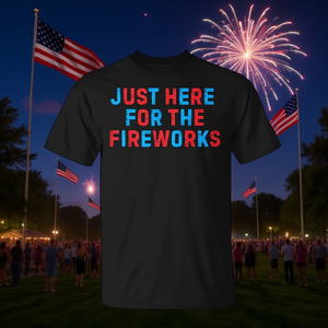 Camiseta Just Here For The Fireworks con diseño patriótico del 4 de julio de EE. UU. - Product Image 3