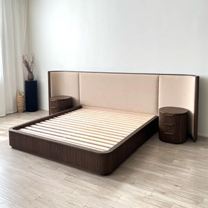 Byron Luxe Houten Kingsize Bedframe Verlengde Gestoffeerde Stof Oversized Hoofdeinde Amerikaanse Herenhuis Stijl Slaapkamermeubilair - Product Image 1