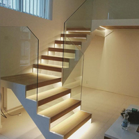 Escalier flottant moderne en acier avec marches en bois et garde-corps en verre pour villa, escalier intérieur en Chine