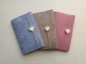 ปกสมุดบันทึกการตั้งครรภ์สีเทาอ่อนแบบเรียบ ผลิตจากผ้าสักหลาดคุณภาพสูงจากออสเตรีย สำหรับใส่บัตรประกันการตรวจครรภ์ - Product Image 1