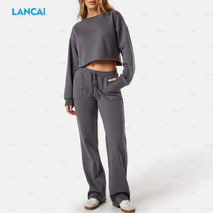 Vêtements de détente deux pièces unis Fabricant OEM ODM Sweatshirts courts avec logo personnalisé et pantalon de survêtement assorti pour femmes - Product Image 3