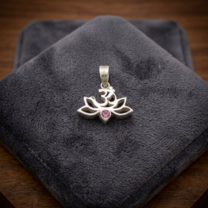 Colgante de Plata de Ley 925 Hecho a Mano con Símbolo Om, Estilo Vintage, Bañado en Oro, Personalizable al por Mayor, Piedra Principal Amatista, Regalo de Constelación - Product Image 3