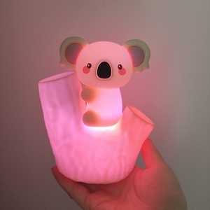 Lámpara LED portátil de silicona suave con forma de koala, recargable por USB, con sensor de movimiento, luz cálida regulable, ideal para la habitación de bebés y niños. - Product Image 3