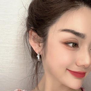 Boucles d'oreilles pendantes minimalistes en cuivre plaqué or blanc, style français, polyvalentes, simples et élégantes pour tous les jours - Product Image 3