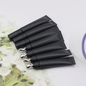 Brillo Labial Personalizado con Logotipo, Aplicador Metálico en Tubo Negro, Efecto Voluminizador Extremo, Hidratante, Vegano, Etiqueta Privada - Product Image 3