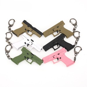 Porte-clés pistolet miniature <span class=keywords><strong>Glock</strong></span> G18 populaire de 6,5 cm et 13 g pour collection de cosplay - Product Image 1